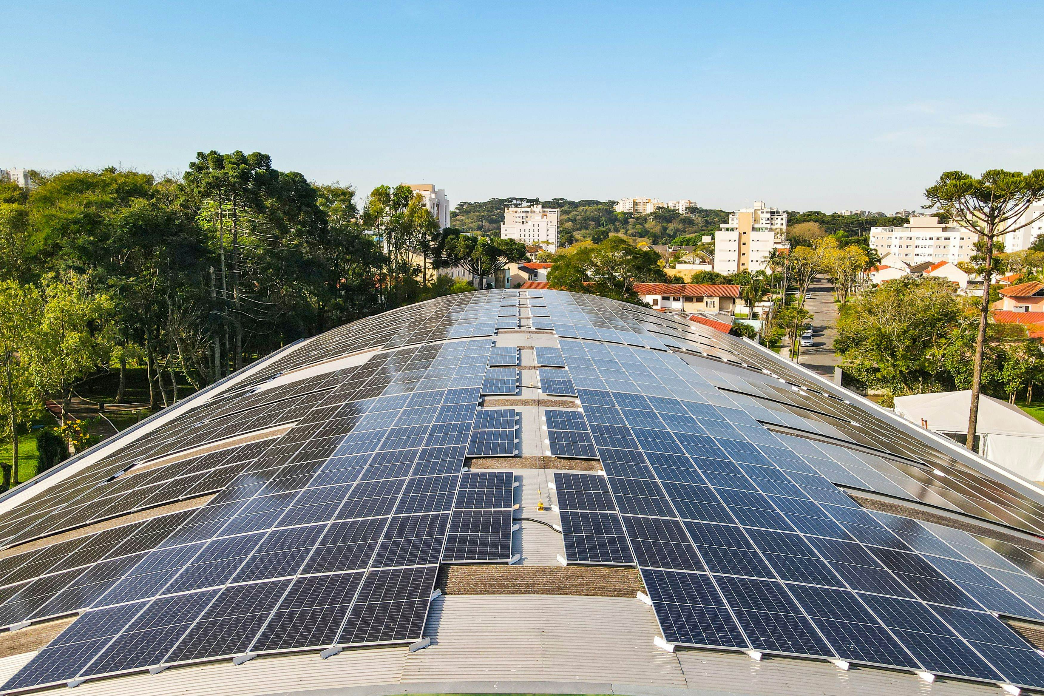 Uma revolução energética em menos de 90 dias: a energia solar no Clube Duque de Caxias  